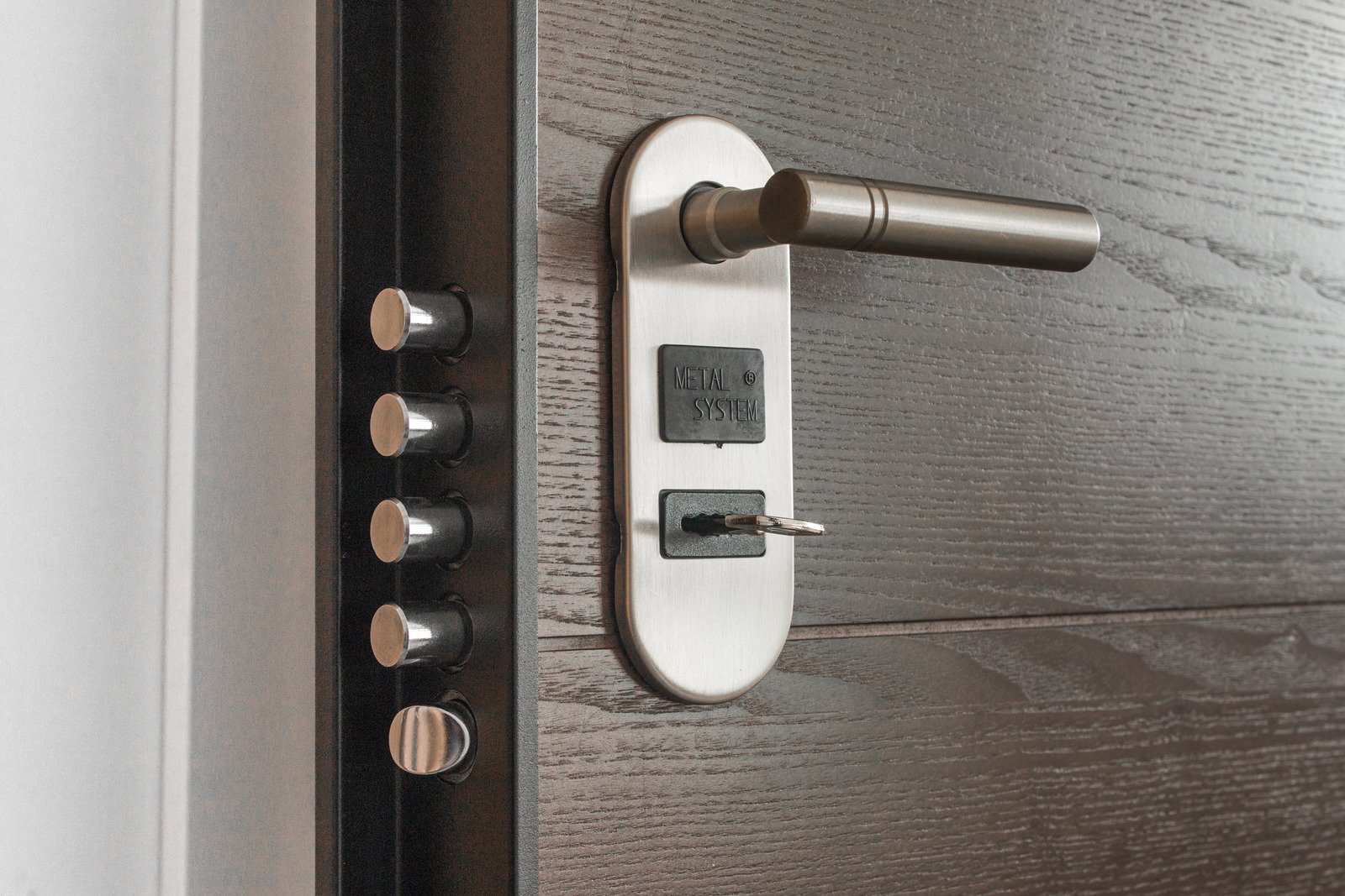 canva-door-lock-system-MADQtu4lXxQ