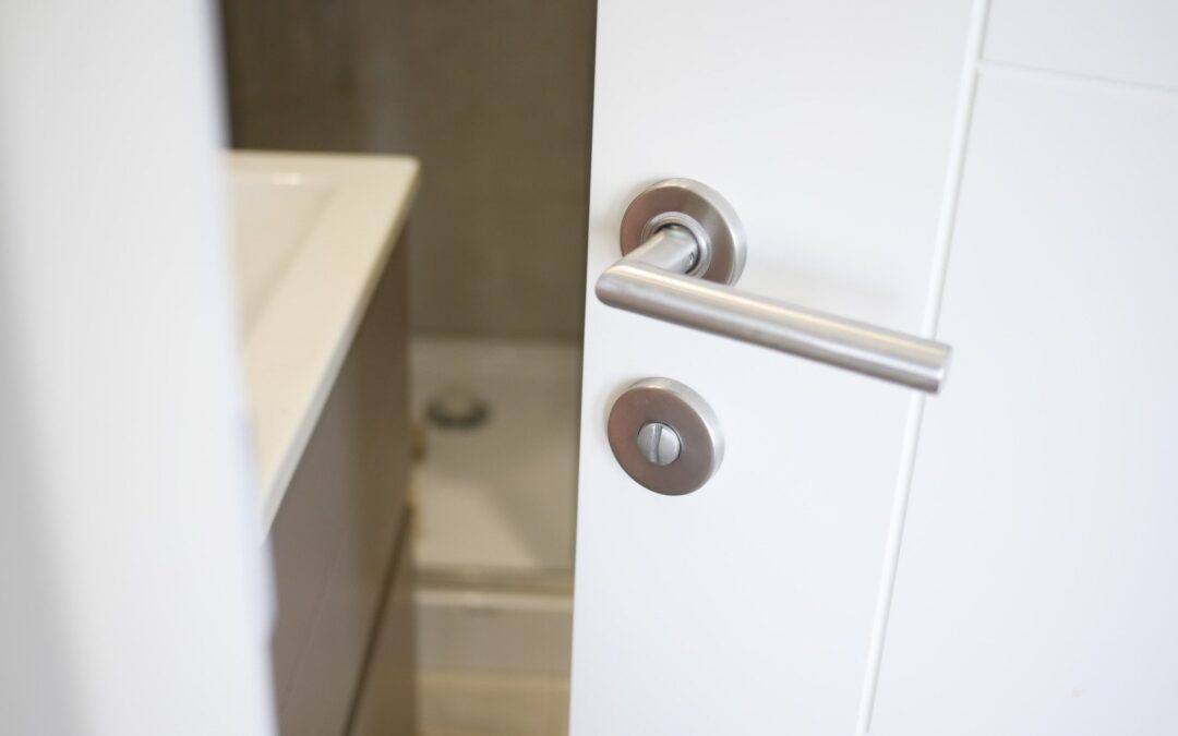 Podcięcie wentylacyjne czy tuleje – co najlepiej wybrać do drzwi łazienkowych?